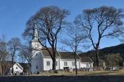 Vi passerer Hakadal kirke på veien, kirken er opprinnelig fra 1732 slik vi ser den nå og det er mye historie rundt kirken