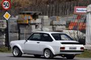 Og jeg har øyne i nakken, passerer det en veteranbil forbi her på Brandbu så tar jeg bilde av den. Dette er en Ford Escort 1.3 fra 1978