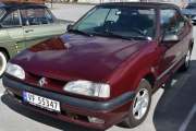 Her dukker det også opp en Renault, det er en Renault 19 Cabriolet fra 1993