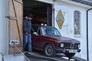 At formannen håndterer franske biler er greit, men her skal han kjøre en BMW 2002 ned låvebrua