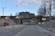 Denne 100 års gamle brua (to bruer) skal rives og det vil komme en ny, men det sies at det ene brokaret fra den gamle broen skal bevares