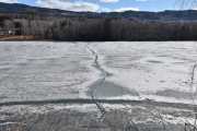 Men hvorfor sprekker isen slik på Jarenvatnet? Er det et naturfenomen eller menneskeskapt?