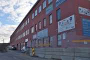 Jernbaneveien 19 og Fyrstikkbakken 7 er adressen på denne bygningen. Og helt i enden begynner Smalvollveien og her er det mye historie. Rett i nærheten har du gamle Tveten bru, men vi går ikke mer i detaljer her nå