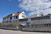 Rosendalsvegen 5 er det gamle gamle avishuset Hadelandsgården som er fra 1929. Nå er det 4 museer, antikvariat, bruktbutikker, galleri og bibliotek i samme hus, og her skal vi ta oss en tur inn når vi har bedre tid
