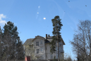 Der oppe ser vi Rosendalsvegen 7 som ligger på en høyde, hvor gammelt det er fant jeg ikke ut