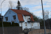 Jeg har kommet meg litt videre og ser nå Trondheimsveien 426 og da er vi på Grorud. Trondheimsveien skal nedgraderes til en lokalvei med grønn midtrabatt, kryss, rundkjøringer og mye mindre trafikk, men fra Grorud skal veien oppgraderes til seks felt, hvorav to er kollektivfelt. Da blir vel disse bygningene borte