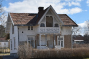 Storlinna 80 er et gammelt lite hus i jugendstil, var forfalt, men skal pusses opp nå. Men hvor gammelt det er, fant jeg ikke ut av