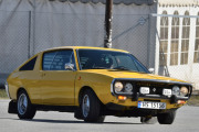 Men her er det bare å snu seg, det er gladgutta som kommer i sin Renault 17 TL fra 1972