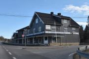 Vi har kommet til krysset ved Rotnes og Gamleveien 2 ser vi foran oss. Huset har stått der lenge, men har blitt pusset opp, helt siden det var grusvei her