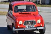 Det er en Renault 4 TL fra 1964 og det er ikke hvem som helt som sitter inne i bilen