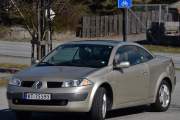Det er en Renault Megane kabriolet fra 2004, jeg har hørt at du kan felle ned taket på under 25 sekunder på denne modellen
