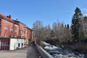 Vi skal kjøre Gamleveien, men tar en stopp ved Rotnesfossen som er et av de få strykene i en ellers så ganske rolig elv