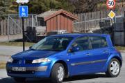 Vel, dette er en Renault Megane fra 2006, og jeg ser at det står 1.4-16V på siden av den