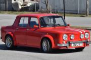 Og her kommer den, Renault 8 Gordini og selvfølgelig er stripene på plass med fire lykter foran. En rød Gordini er ikke noe man ser hver dag skal jeg si dere