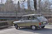 Her ser dere bilen jeg kjører, det er en Renault 6 TL fra 1975. Bak så ser du Gamlebrua som går over Rotnesfossen, og vi tar oss en tur på brua nå