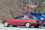 Når vi først er litt ved bygget kan jeg ikke unngå å se en veteran til, det er en Mercedes-Benz 450 SLC fra 1977. Tar jeg ikke helt feil her, så sitter det en V8 med 230 hestekrefter i denne bilen