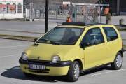Det er en Renault Twingo fra år 2000, rundere kan det vel ikke bli og om 8 år så er den en veteran
