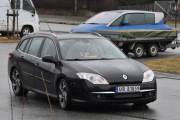 Men når en Renault Laguna nærmer seg rampen på låven, blir jeg oppmerksom. Du kjører ikke en sånn bil opp på låven i april