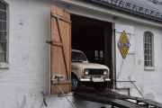 Og her kommer det en Renault 4 GTL fra 1982 ut fra låven, jeg har sett den før, men vet lite om den