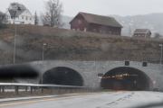 Nå er vi på den nye motorveien mellom Gran og Jaren og kommer til Granstunnelen som er 1700 meter lang og ble åpnet i 2017. Søndre Morstadgutua heter det over der og de er nok glad for tunnelen tenker jeg