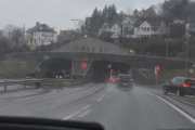 Begge er jo Renault og nå kan vi ta den raskeste veien. Så kan vi jo telle tunneler på veien, dette er den første. Dette er Brynstunnelen som er 267 meter lang og er fra 1969, altså veteran, 54 år gammel