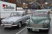 Men her har vi to fine veteraner, vi tar Renault-en først. Det er en Renault Dauphine Gordini fra 1962 og den til høyre er en Morris Minor 1000 fra 1957