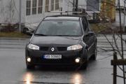 Her kommer det en bil, det er en Renault Megane fra 2005. Jeg vet at den har to eksospotter bak, er nok en RS