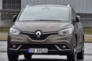 Men vi skal holde oss til Renault, her står det en Renault Scenic fra 2018. Veteranbilen står hjemme i dag
