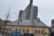 Da har vi kjørt igjennom Sinsenkrysset og kjører oppover Trondheimsveien. Her ser vi Hospital-sykehjemmet ved Aker sykehus som er fra 1912 og modernisert et par ganger senere. Pipa bak er fra samme tiden og begge er vernet