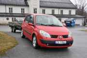 Bilen med tilhengeren er en Renault Megane Scenic fra 2005, og han som eier den er en veteran
