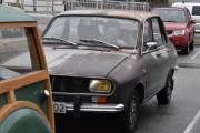 Men jeg lar meg ikke distrahere, bak ryggen min så parkerer det en Renault 12 TL fra 1973. En velbrukt bil og sjåføren kjenner jeg veldig godt