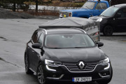 Her kommer det en Renault Talisman fra 2016, og dem har med seg en stor tilhenger. Dette kommer til å bli spennende, jeg kjenner disse menneskene