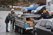 Ekteparet som kommer med hengeren har drevet et Renault bilverksted før og skal kvitte seg med restene. Det er mange godbiter oppi her tenker jeg