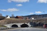 Som dere ser så kjører vi den raskeste veien, nå skal vi inn i en tunnel igjen. Jeg skulle ønske at jeg kunne hoppe med denne bilen