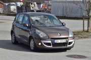 Men jeg lar meg ikke distrahere, her kommer den første franskmannen inn med sin Renault Megane Scenic fra 2010