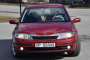Neste franskmann som kommer er lederen vår i sin Renault Laguna fra 2002. Jeg får en fransk hilsen, men må be han ta introen en gang til