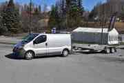 Så kommer det en Renault Trafic dCi 100 fra 2006, med en tom tilhenger. Min konklusjon blir da at han skal hente noen