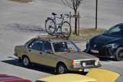 Men her kommer det en Renault med en sykkel på taket, det er en Renault 18 TS Automatic fra 1979