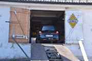 Her skal en Renault Megane fra 2005 rygge ned fra låven, det gikk som det pleier, ingen dramatikk