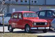 Så kommer det enda en på plassen, det er en Renault 4 fra 1975. Som jeg kan registrere, så er det den eneste som kan kjøre selv her i dag