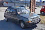 Det har dukket opp en Renault 5 til, det er en Renault 5 TL fra 1987. Jeg håper dem ordner på frontlyktene, eller så...