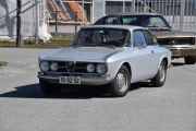 Akkurat i det jeg kommer ut igjen så ser jeg en Alfa Romeo 1750 GT Veloce fra 1969. Den ble produsert fra 1967 til 1972 i Italia og navnet Veloce betyr på italiensk rask