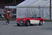 Jeg vet ikke om dette er god timing, en rød jakke og en rød sportsbil i samme bilde. Det er en Austin Healey 3000 MK II fra 1964. Alle husker vel at Norges eneste Austin Healey 3000 MK II satte rekord på Drammen Travbane i 1963...