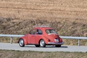 Ser du det samme som meg? Her passerer en Bobla som er en Volkswagen 1200 fra 1964 med takgrind og innvendig laksetrapp. I november 1964 skiftet standardmodellen modellbetegnelse. Den ble nå kalt VW 1200 A. Samtidig fikk også denne modellen fullsynkronisert girkasse