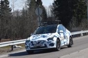 Det kommer alltid en hemmelig bil i sprakene farger, kanskje jeg har oppdaget noe? Det er en Tesla Model Y fra 2021 og den kom i tre utgaver. Performance og Long Range, som har firehjulsdrift, og en utgave med bakhjulsdrift