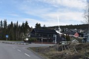 Så kommer vi til Harestua Kro hvor alt startet i 1960 åra, bygningen du ser nå er fra 1982. Den nye riksveien 4 ble åpnet i 1993 og da ble mye forandret her. Men du kan få mat her og leid kanoer, hvis du vil ut på vannet