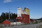 Men vi tar fort av og kommer til siloen til Norgesfôr som ligger på Jaren, jeg tror stikkordet her blir Hadeland kornsilo og mølle på Jaren. Adressen er Risenfallgutua 2, og jeg har tatt bilder av mange fugler på taket der