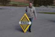 Skal vi anslå alderen på skiltet? Renault logoen er fra tidsepoken 1959 til 1972