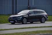 Men nå kommer den første bilen med vaffelrøra og kaffen, det er en Renault Talisman fra 2019