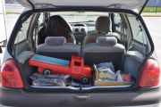 Renault Twingo er en liten bil, men som du ser så er den stor innvendig. Men er den lastebilen der en Renault da?